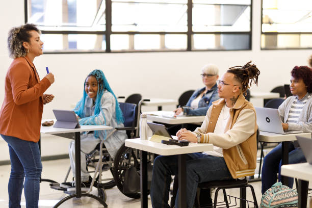 Curly haired professor teaching class going back to school community college stock pictures, royalty-free photos & images