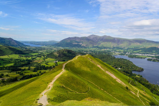 sentiero escursionistico su catbells nel parco nazionale del lake district - uk mountain color image cumbria foto e immagini stock