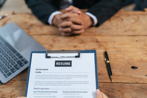 Close up view of job interview in office, focus on resume writing tips, employer reviewing good cv of prepared skilled applicant, recruiter considering application, hr manager making hiring decision. vista de cerca de la entrevista de trabajo en la oficina, concéntrese en los consejos de redacción de currículum, el empleador revise el buen currículum del solicitante calificado preparado, el reclutador que considera la solicitud, el gerente de recur