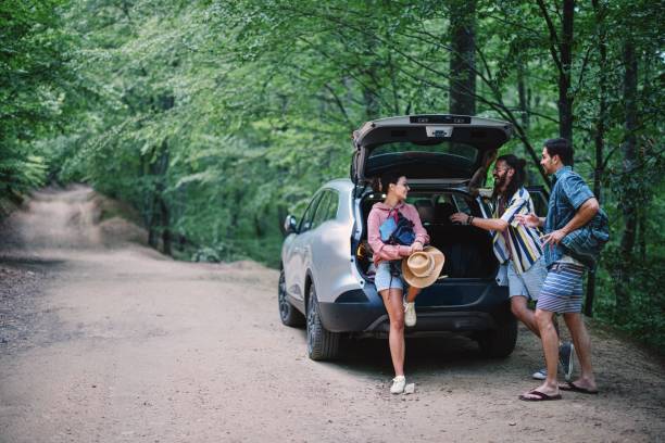 istock Friends Packing bags in the trunk 1415017407