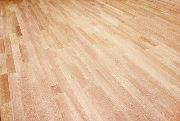 neues eichenparkett von brauner farbe. boden-holzlaminat - wood laminate flooring stock-fotos und bilder