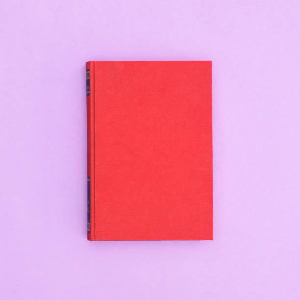 czerwona książka w twardej oprawie na pastelowym fioletowym tle. płaska przestrzeń kopiowania - notebook page sheet paper zdjęcia i obrazy z banku zdjęć