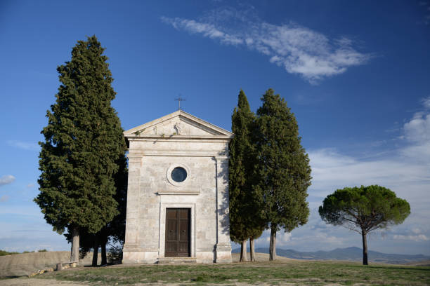 cappella madonna di vitaleta in toscana - cloud cloudscape color image cypress tree foto e immagini stock