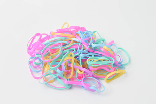 カラフルな伸縮性ゴムバンドが白い背景に - rubber band ストックフォトと画像