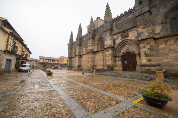 Bonilla de la Sierra is one of the prettiest villages in Spain Corneja valley Avila Castile La Mancha Bonilla de la Sierra is one of the prettiest villages in Spain Corneja valley Avila Castile La Mancha on October 23, 2019. Church of San Martín de Tours in a rainy morning.. ancient villages stock pictures, royalty-free photos & images