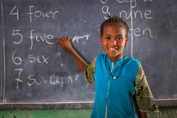 niña africana está aprendiendo inglés - education blackboard africa youth culture fotografías e imágenes de stock