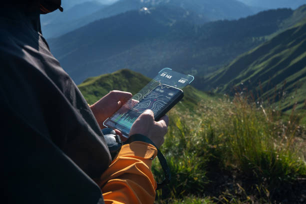 holografische infografik vom smartphone in den händen des wanderers, in den bergen - wandern grafiken stock-fotos und bilder