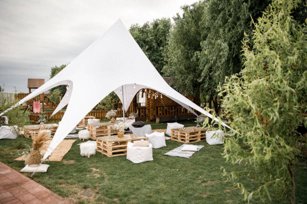 tente spacieuse dans le jardin pour une fête de mariage - rental unit photos et images de collection