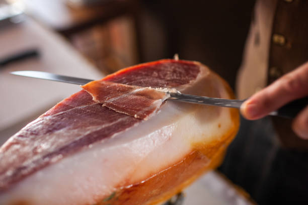 испанский хамон режут ножом на свадьбе - ham kitchen knife meat iberian стоковые фото и изображения