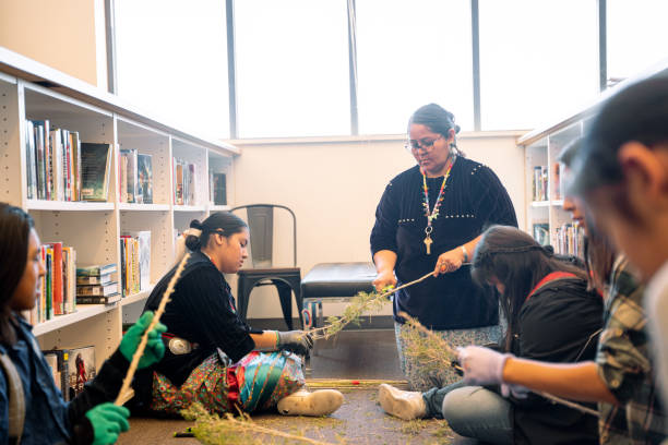 female traditional navajo teacher teaching high school students how to make authentic housekeeping broom in keeping with indigenous methods - india traditional culture indigenous culture women imagens e fotografias de stock