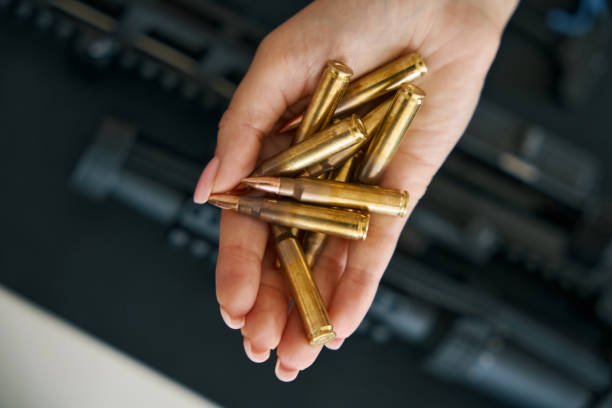 武器の背景にある女性の手のカートリッジ - armed forces human hand rifle bullet ストックフォトと画像