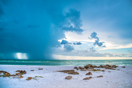 Viaje a un paraíso de playa tropical a lo largo de la orilla del mar. Exuberante paisaje, afloramientos rocosos, nubes de tormenta reuniéndose en el horizonte del amanecer del atardecer, cielo del atardecer al amanecer, Siesta Key Beach, Florida, Condado photo