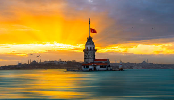 fiery sunset over bosphorus with famous maiden's tower (kiz kulesi) also known as leander's tower, symbol of istanbul, turkey. scenic travel background for wallpaper or guide book - 處女之塔 個照片及圖片檔