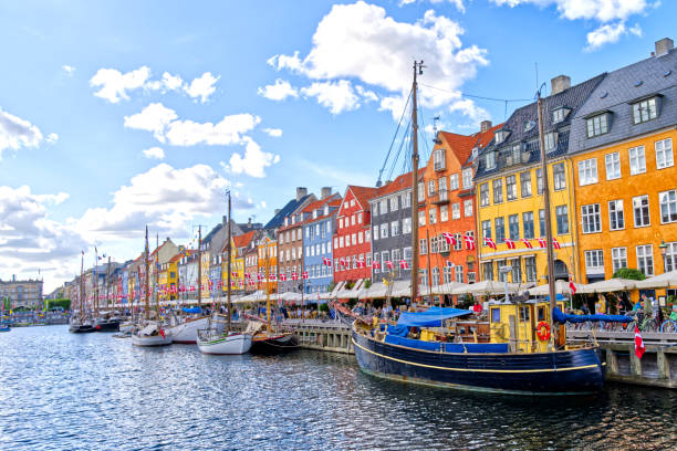 nyhavn copenhagen case sul canale, danimarca europa - rainbow harbor foto e immagini stock