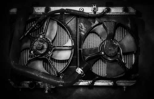 Engine radiator cooling fan with two propellers