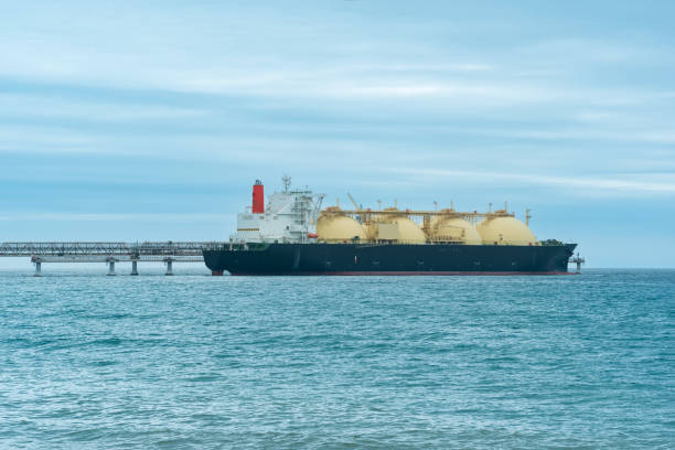 liquefied natural gas carrier vessel during loading at an lng offshore terminal - naval ship imagens e fotografias de stock