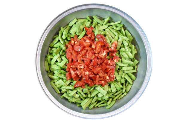 haricots verts frais et tomates tranchées dans la poêle isolée sur fond blanc (clipping path) - greenbean casserole photos et images de collection