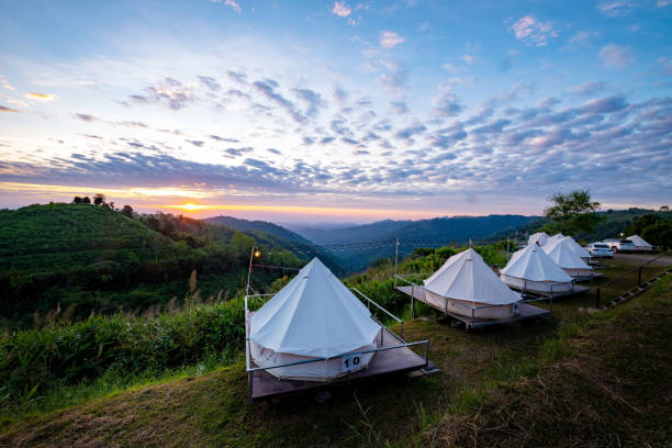 kuppelzelt für camping und wunderschöne landschaft auf dem hügel - campingplatz stock-fotos und bilder