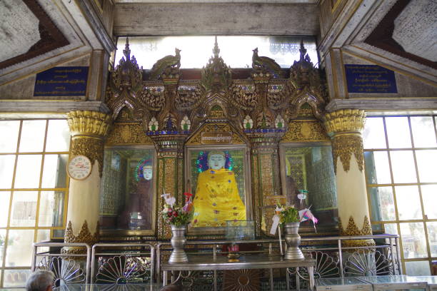 Sule Pagoda in Yangon Sule Pagoda in Yangon sule pagoda stock pictures, royalty-free photos & images