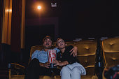 paar-schaut-filme-junger-mann-umarmt-junge-frau.jpg?b=1&s=170x170&k=20&c=jcE7uRlRlyiYs0g6LzqkxoPYb4gAKiu4ztSV18xc2xo=