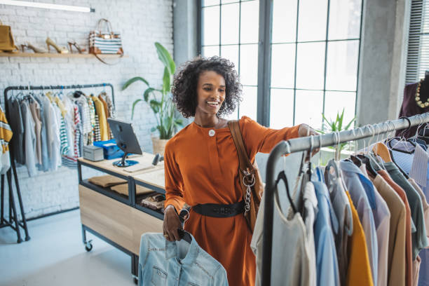 compras sostenibles - fashion store fotografías e imágenes de stock