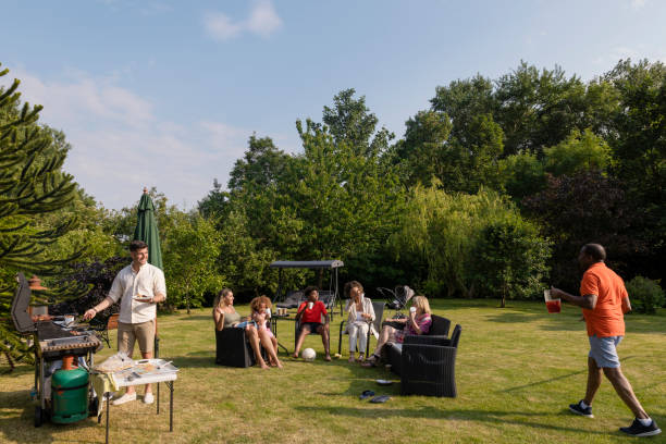 familiengrill get together - barbecue chicken stock-fotos und bilder