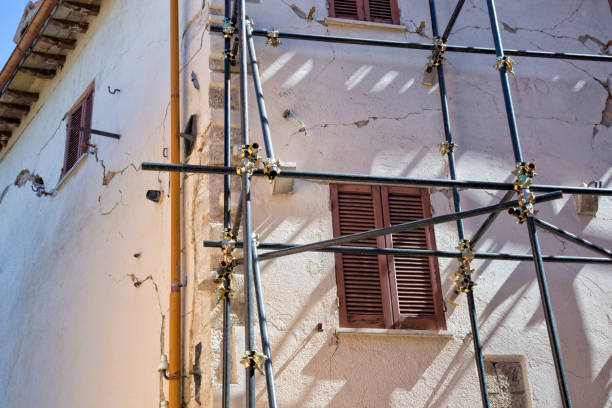 Casa en andamio tras un terremoto - foto de stock