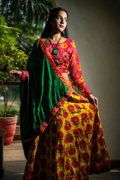 donna indiana nel tradizionale chaniya choli per navratri. - indian costume foto e immagini stock