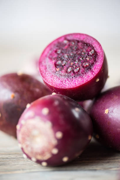 opuntia-frucht oder kaktusfeigenfrucht auf holzgrund - prepared tuna stock-fotos und bilder