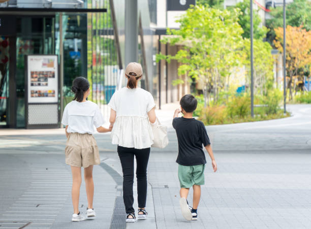 買い物をしているアジア人家族3人家族 - シングルマザー ストックフォトと画像