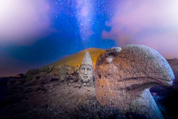 el monte nemrut y las estatuas de nemrut utilizaron la técnica de exposición a estrellas por la noche - nemrud dagh mountain turkey history fotografías e imágenes de stock