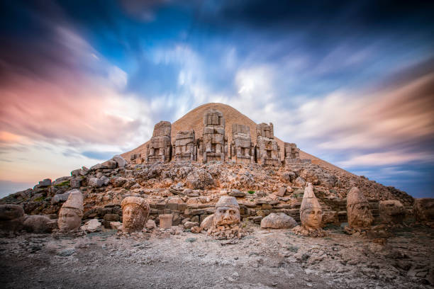 góra nemrut i posągi nemrut wykorzystywały technikę ekspozycji gwiazd w nocy - nemrud dagh mountain turkey history zdjęcia i obrazy z banku zdjęć