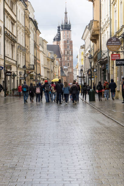 ulika florianska la strada principale della città vecchia di cracovia polonia - florianska street foto e immagini stock