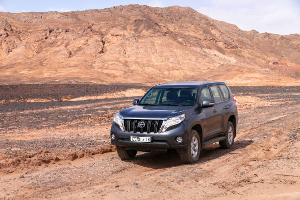 toyota land cruiser prado 150 - extremal fotografías e imágenes de stock