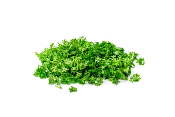 foglie di prezzemolo tritate verdi fresche isolate su sfondo bianco - parsley cilantro herb freshness foto e immagini stock