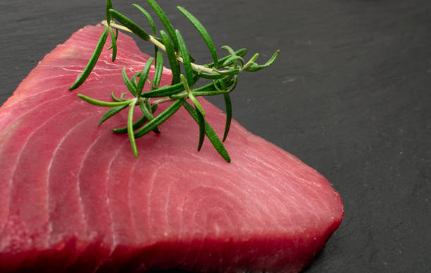 bistecca di tonno crudo - tuna seared tuna steak prepared ahi foto e immagini stock
