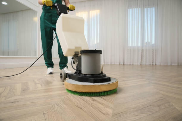 conserje profesional de limpieza de suelo de parquet con pulidora en interiores, primer plano. espacio para texto - chores wood wet indoors fotografías e imágenes de stock