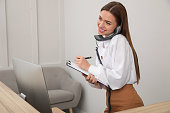 weibliche-rezeptionistin-mit-klemmbrett-die-am-arbeitsplatz-telefoniert.jpg?b=1&s=170x170&k=20&c=UYQ7KL9GOPkmY9wvZ9vdbyCpiBi3ZdJhRlFbKyL215U=