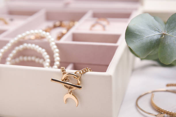 jewelry box with stylish golden bijouterie on white table, closeup - 人造珠寶 個照片及圖片檔