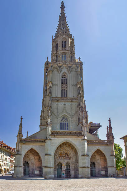 bern minster - catedral, en la ciudad vieja de berna, suiza. - munster fotografías e imágenes de stock