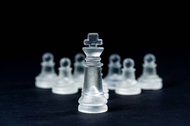 黒い背景に透明なガラスチェス、キングピースへの選択的な焦点、クローズアップ - chess king chess chess piece black ストックフォトと画像