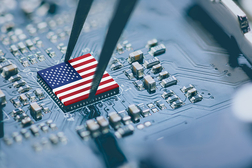 Bandera de EE.UU. en un procesador, unidad central de procesamiento de CPU o microchip de GPU en una placa base. El Congreso aprueba la Ley CHIPS de 2022 para fortalecer la fabricación, investigación y diseño de semiconductores nacionales. photo