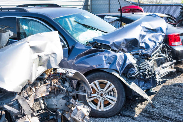 épave de voiture - totaled photos et images de collection