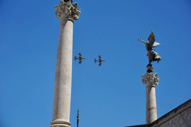 piazza venezia è un centro di roma, in italia, in cui si intersecano diverse arterie stradali, tra cui la via dei fori imperiali e la via del corso - high angle view famous place roman roman forum foto e immagini stock