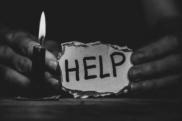 cardboard paper with text help in the hands of a Ukrainian woman near a candle in the dark on a table at home, a message about helping Ukraine in the war cardboard paper with text help in the hands of a Ukrainian woman near a candle in the dark on a table at home, a message about helping Ukraine in the war 2022 church black and white people praying stock pictures, royalty-free photos & images