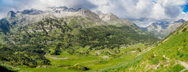 cara norte de la sierra de maladetas en el valle de benasque, españa - north face eiger mountain fotografías e imágenes de stock