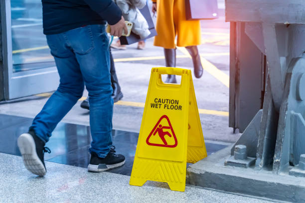 precaución. suelo mojado - resbaladizo fotografías e imágenes de stock