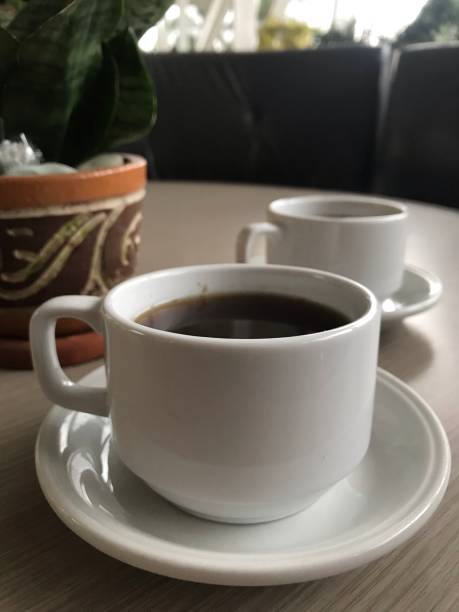 une tasse de café sur la table - dewan photos et images de collection
