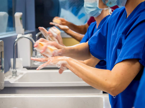 feche acima das mãos sendo lavadas antes da cirurgia - surgery emergency room hospital operating room - fotografias e filmes do acervo