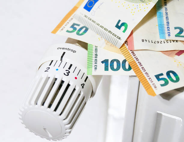 Radiator battery heating system with thermostatic temperature control on low and euro banknotes. expensive heating bills and rising energy bill prices in Europe. Winter cold season and energy crisis sistema de calefacción por batería de radiador con control de temperatura termostático en billetes bajos y euros. las costosas facturas de calefacción y el aumento de los precios de las facturas de la energía en europa. estación fría invernal y cris